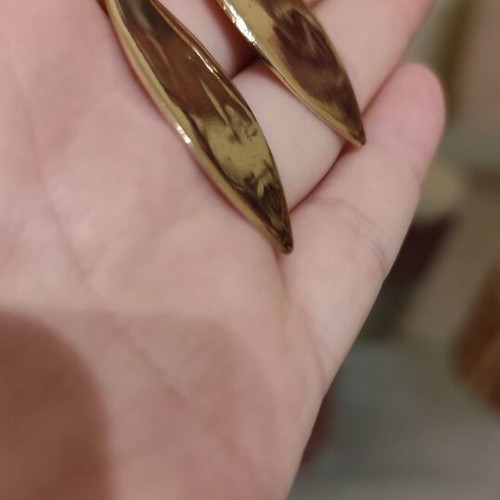 Leaf-shaped earrings used, gold color