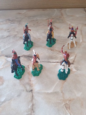Timpo set of 6 Indian horsemen figures
