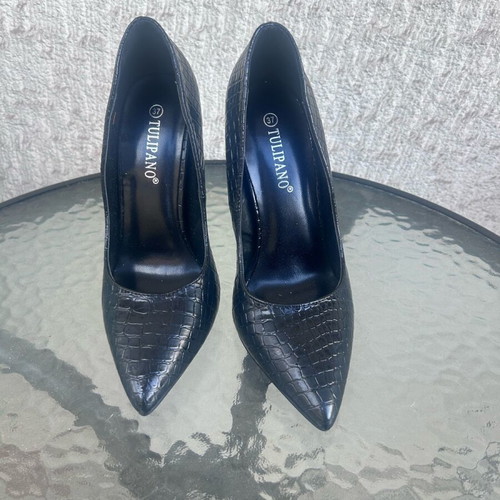 Black pumps new with embossed snake, size 37, thin heel