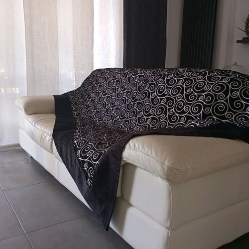 Double-sided throw with embossed texture, like new