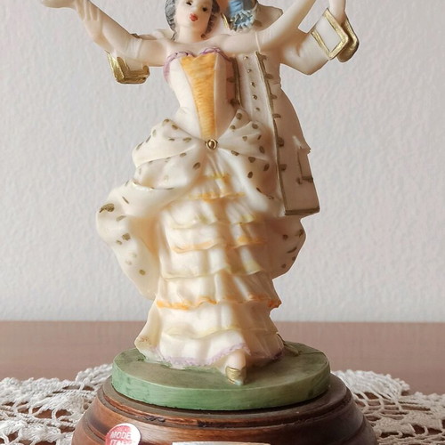 Dancing Couple Porcelain Decorative Figurine like new vintage