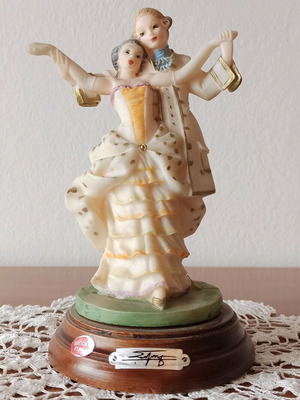 Dancing Couple Porcelain Decorative Figurine like new vintage