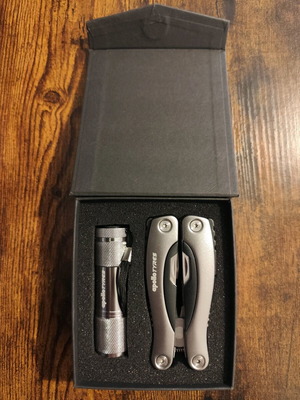 Multitool set with flashlight in gift box new