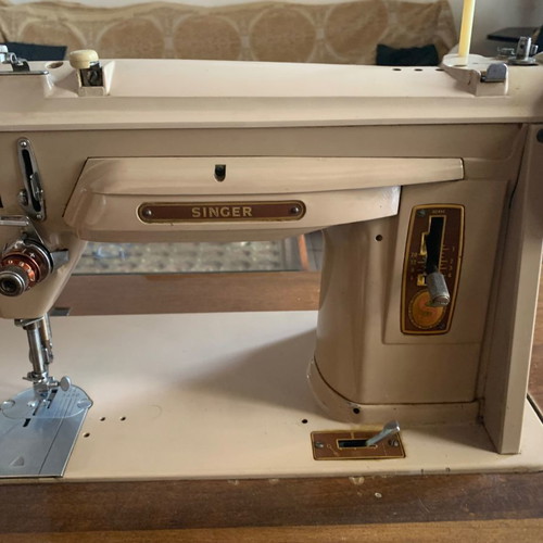 Two Singer sewing machines used, models 404 M13 and 8618 Electronic