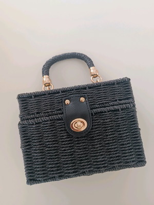 Μικρή μαύρη ψάθινη τσάντα χειρός σαν καινούργια με χρυσή αλυσίδα