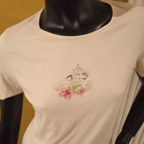 T-shirt beige with floral design, size M, new