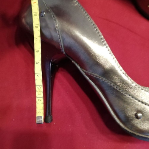 Batta lamé pumps like new, olive with embroidery and studs size 36