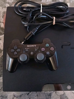 PlayStation 3 употребяван с кабели и контролер