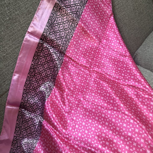 Scarf 90x90 in like new condition, high quality, very soft