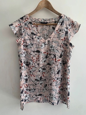 Jeanswest multicolor blouse size M used with minor sleeve pull