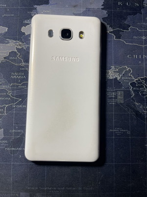 Samsung Galaxy J5 (2016) white like new, missing power button