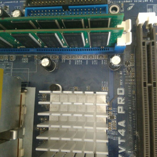 Amd Athlon 2000 XP SocketA Asrock K7VT4A KT400 KT400A used set with 1GB
