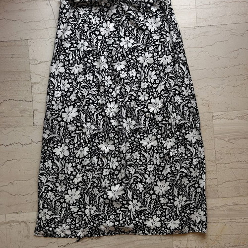 Floral skirt Sinsay size L, like new, black and white