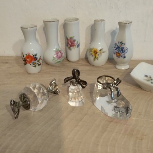 Set of miniatures on shelf like new, 10 pieces