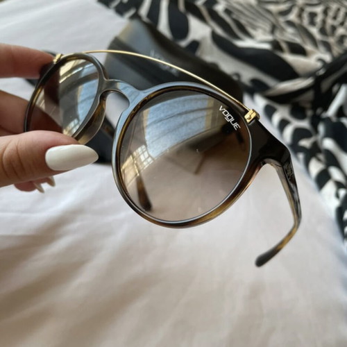Vogue sunglasses used with brown tortoiseshell frame and brown degrade lenses