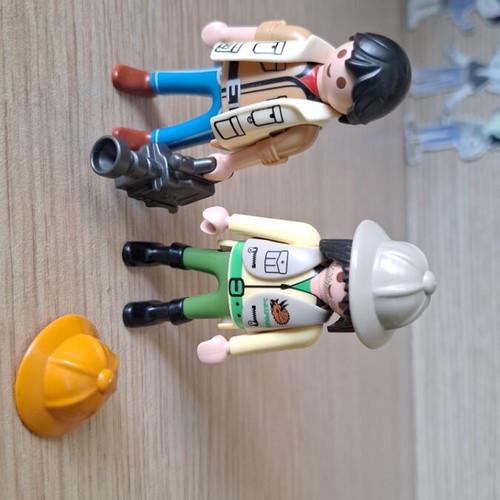 Saurus Team Playmobil Dinosaur Explorer Set like new, 2 figures, hats, camera