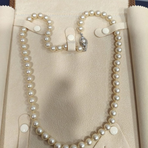 Vintage Majorica Pearl Necklace cream-white, like new