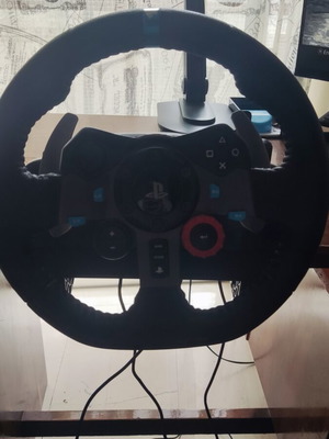 Logitech G29 racing wheel like new with all cables for PlayStation 4