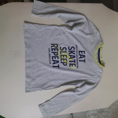 T-shirts and sets like new, pack of 6 pieces