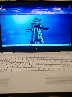 HP 15-aw006nv laptop σαν καινούργιο με 8GB RAM, 240GB SSD, Windows 10, τσάντα και ποντίκι