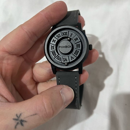 Wristwatch like new, battery operated with magnets