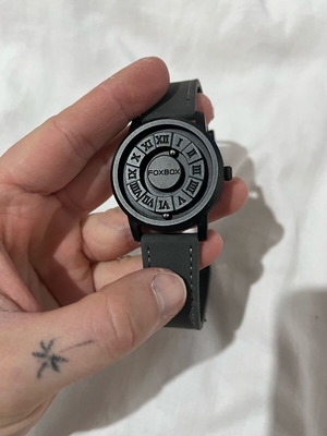 Wristwatch like new, battery operated with magnets