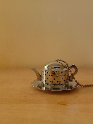 Metal tea strainer like new