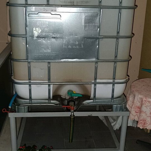 Plastic oil tank 1000 liters like new with iron base and valve