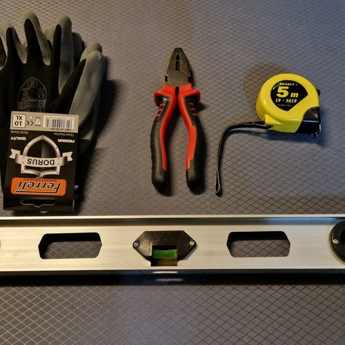 Set of 4 tools new with pliers, level, tape measure and nitrile gloves