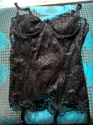Black lace corset size 80B in excellent condition