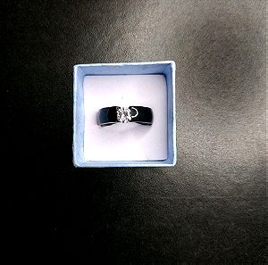 Μαύρο δαχτυλίδι με διαμάντι
