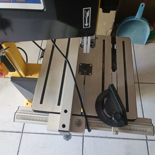 Boston 550W bandsaw like new, barely used