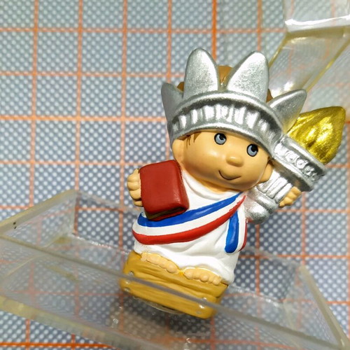 Hallmark Statue of Liberty miniature like new, collectible