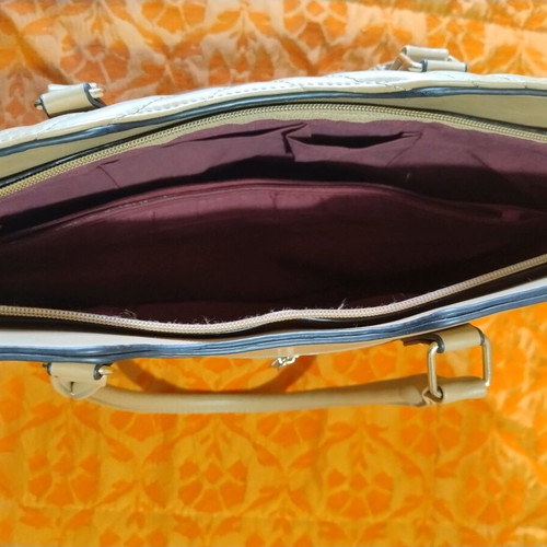 Shoulder bag like new, beige with three inner pockets