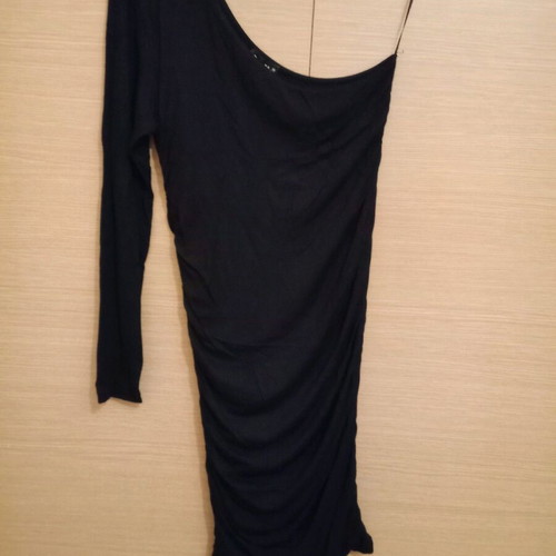 Dress with one sleeve black like new, fitted