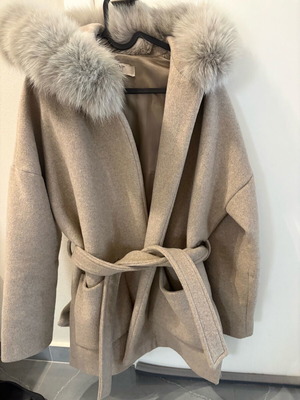 Zini boutique beige coat with fur hood like new