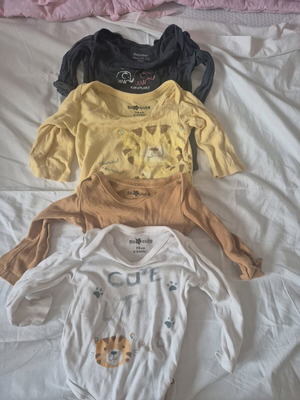 Set of 4 long-sleeve baby bodysuits used, 6-9 months