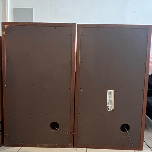 WIGO Acustic WB 52 620 floor-standing speakers used with aesthetic wear