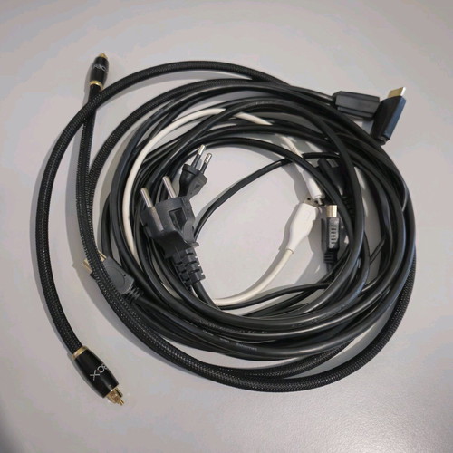 Various cables like new for consoles and TVs