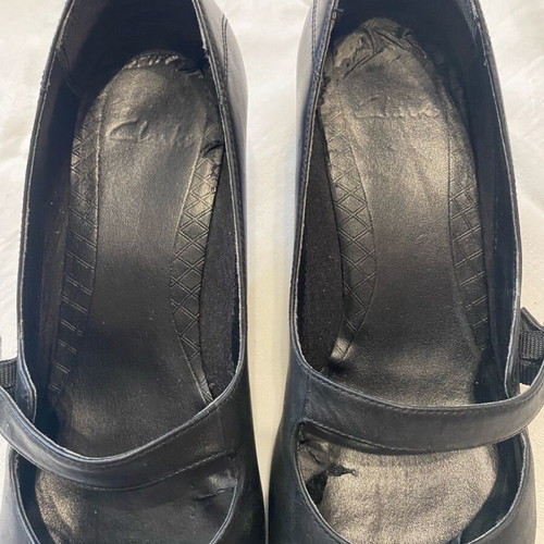 Clarks black pumps used with strap size 37