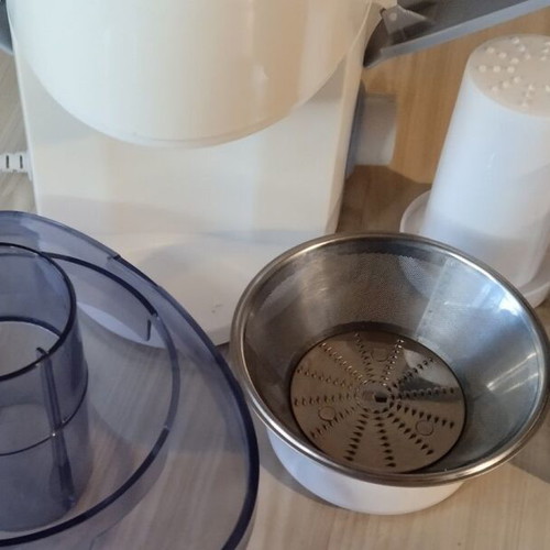 Avec Original Fruit and Vegetable Juicer white, new, Model GS-330