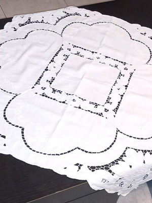Cutwork tablecloth white like new