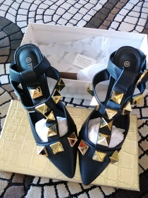 Black pumps size 40 with rock details like new