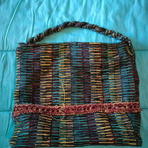 Bag with zipper that does not close
