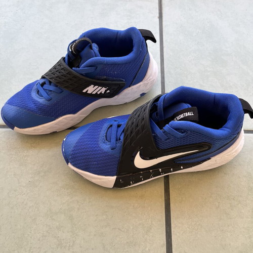 Nike Team Hustle D 12 basketball shoes used, size 33, blue