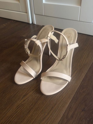 Missguided nude sandal like new, size 39