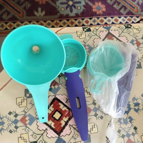 Σουρωτήρια και χωνί Tupperware καινούργια