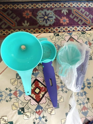 Σουρωτήρια και χωνί Tupperware καινούργια