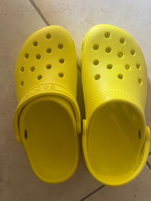 Crocs kids sandals new, yellow, sizes 30-31
