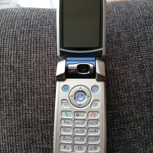 Mitsubishi M430i clamshell phone used without charger